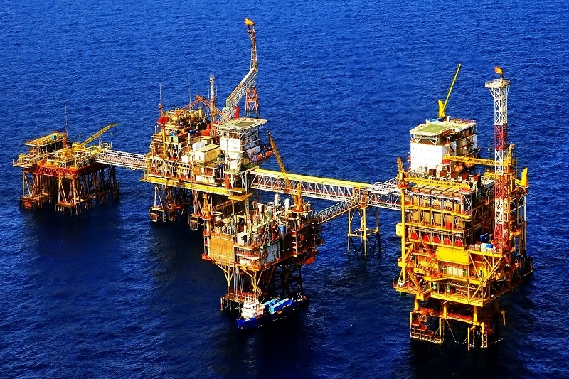 Crude oil drilling rig for virgin plastic production